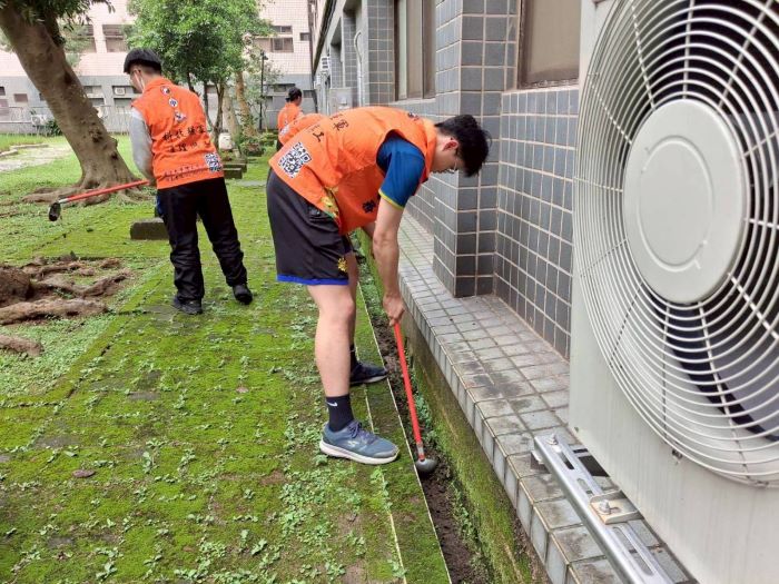 實踐無私服務精神 國防大學師生前進八德榮家整潔環境 28 《圖說》國防大學師生組成志工團走進八德榮家,主動投入各項服務工作,手持工具細心清理排水溝及周邊環境,展現青年學子熱心服務與無私奉獻的精神。〈八德榮家提供〉