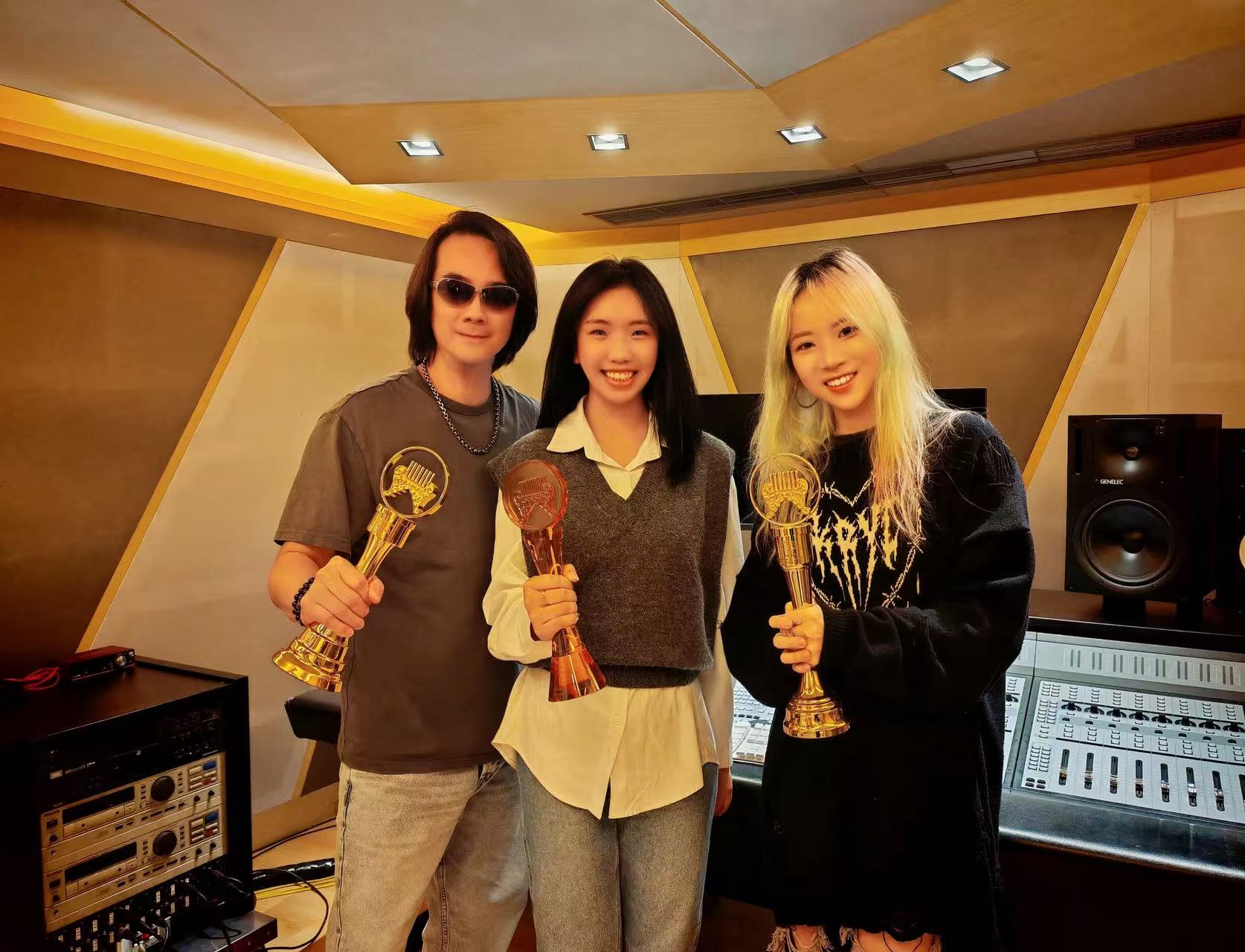 大馬年僅19歲劉恩君(Jun Jun)坐擁百座獎盃 華語樂壇最強新人 大馬年僅19歲劉恩君(Jun Jun)坐擁百座獎盃 華語樂壇最強新人