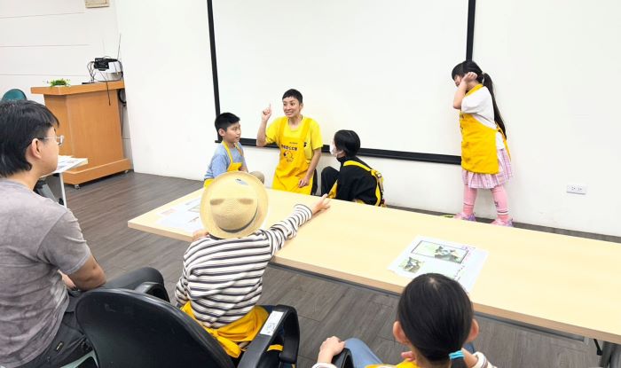 兒童節推生命教育扎根 新北動保小小兵體驗課登場 30 《圖說》Summer老師透過小劇場,教小小兵如何與動物第一次互動。〈動保處提供〉