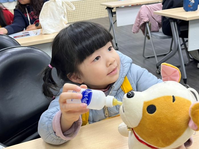 兒童節推生命教育扎根 新北動保小小兵體驗課登場 28 《圖說》「動保小小兵」體驗課程小小兵學習如何餵奶貓狗。〈動保處提供〉