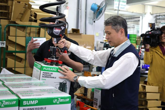 新北「中高齡友善職場認證」報名至5/22 10 《圖說》陳瑞嘉體驗真空吸盤搬運設備,將重達16公斤的產品輕鬆移動至棧板上。〈勞工局提供〉