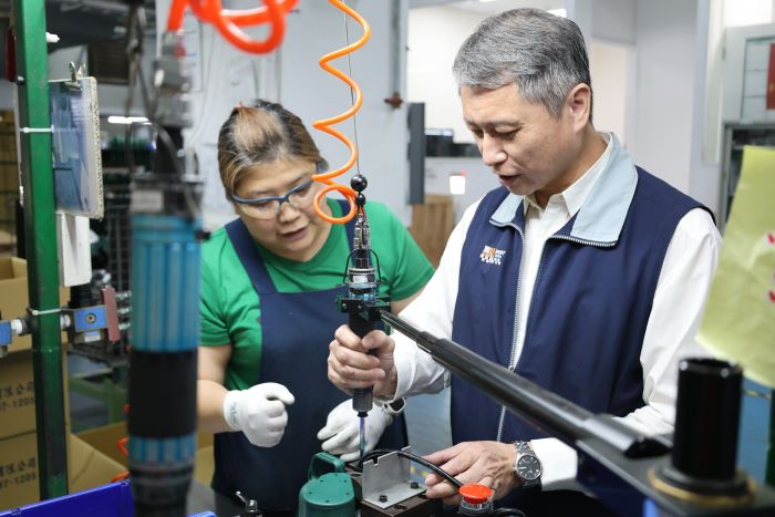 新北「中高齡友善職場認證」報名至5/22 9 《圖說》勞工局長陳瑞嘉體驗手握氣壓式螺絲起子,動作俐落地輕鬆完成組裝。〈勞工局提供〉