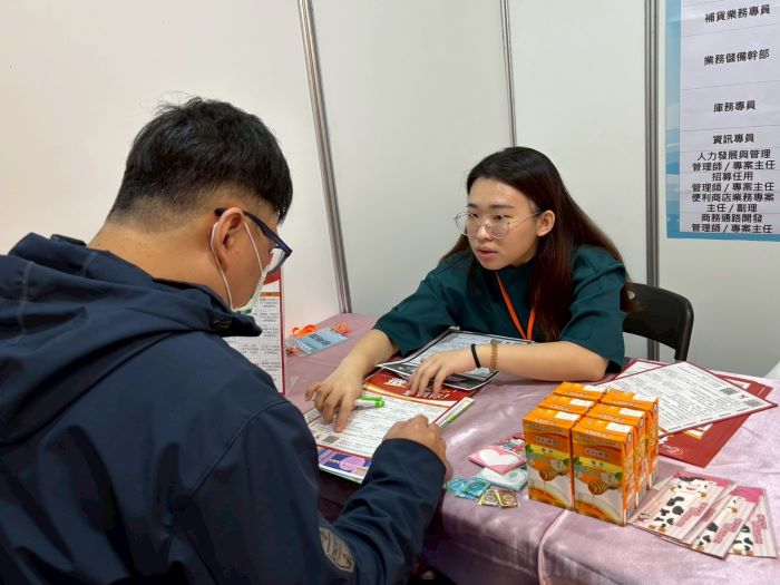 新北校園徵才第二場登場 36企業搶才助青年接軌職場 34 《圖說》企業廠商為謀職者詳細解說。〈勞工局提供〉