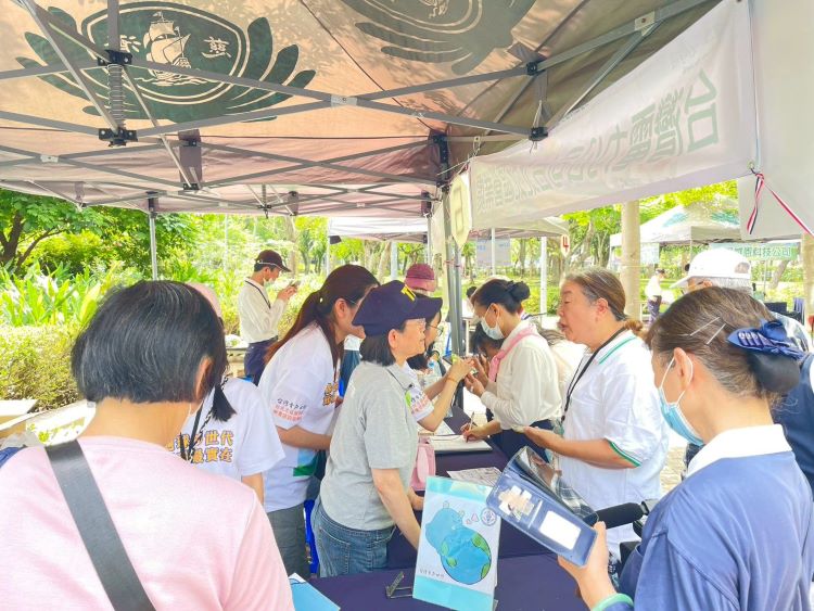 台電80周年響應地球日 北北區處親子環教體驗寓教於樂 50 《圖說》台「綠能永續護地球×蔬食無痕家庭日」結合環境教育與親子互動體驗,吸引同仁與員眷近百人共襄盛舉,現場氣氛熱絡。〈北北區處提供〉