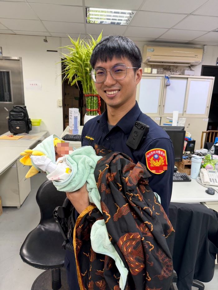 嚴正執法鐵漢柔情 中和警化身奶爸安撫嫩嬰傳佳話 13 《圖說》同時執勤的員警簡正欣在第一時間伸出援手,細心照顧才出生兩天的嬰兒,讓冰冷的執法現場多了一份人情溫度。〈中和分局提供〉