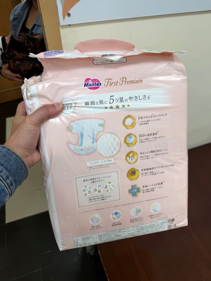 嚴正執法鐵漢柔情 中和警化身奶爸安撫嫩嬰傳佳話 14 《圖說》員警自掏腰包,購買尿布、包屁衣與濕紙巾等嬰兒用品。〈中和分局提供〉