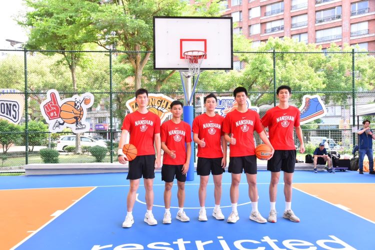 天幕加持打造全天候晴雨兩用 中和公園籃球場升級再進化 13 《圖說》中和823紀念公園天幕籃球場提供「青春無懼炎夏、運動風雨無阻」,隨時相約球場見好去處。〈中和區公所提供〉