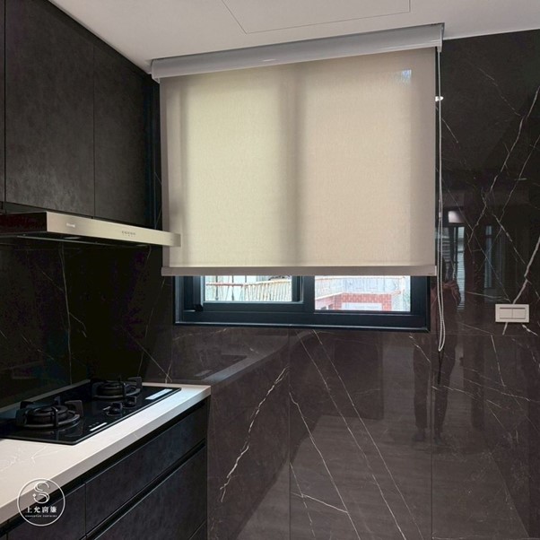 陽光捲簾幫廚房擋住對樓視線,採光依然好 陽光捲簾幫廚房擋住對樓視線,採光依然好-1
