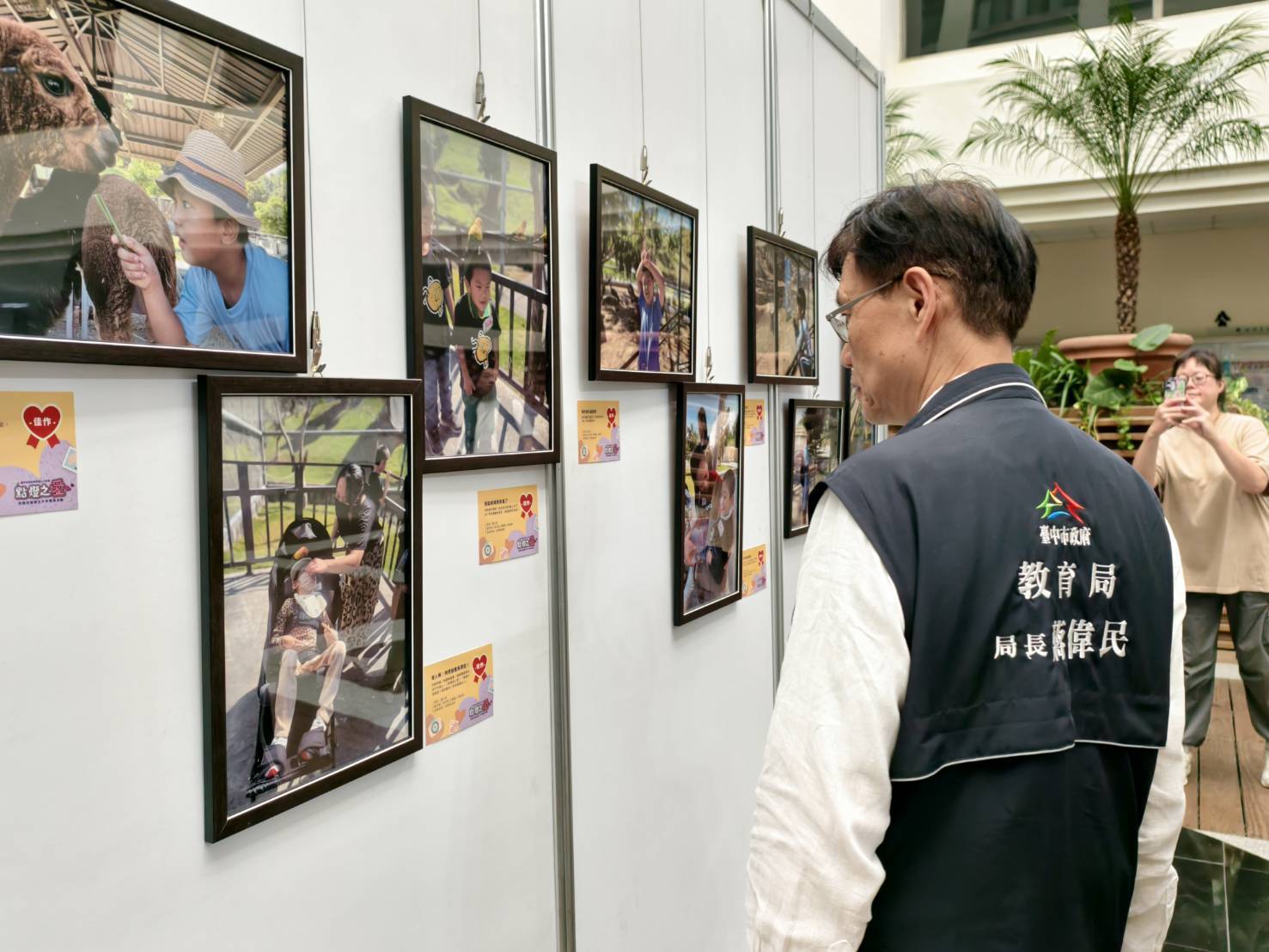 天使視角捕捉最純真的愛! 中市教育局「點燈之愛」攝影展4/16-4/30豐原陽明大樓登場 天使視角捕捉最純真的愛! 中市教育局「點燈之愛」攝影展4/16-4/30豐原陽明大樓登場