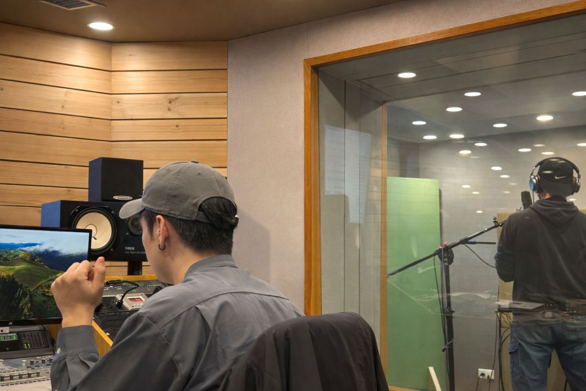 揭開人性與真相的紀實改編 偵探廣播劇《宅爾摩斯的萬事屋》於今日首播 圖/錄音室內由音控人員與配音員同步進行錄製與監聽,確保聲音品質與情境真實度。(咳咳文化聯盟 提供)