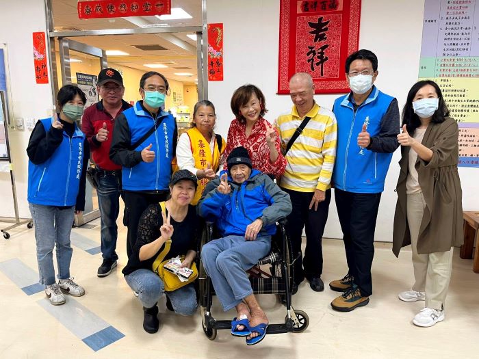 基榮攜手板榮跨域照護無縫接軌 105歲榮民獲妥善安養 4 《圖說》板橋榮家家主任陳桂美(右4)、輔導組組長劉芳瑤(右1),基隆榮服處副處長李復鄉(右2)率服務團隊陪同親屬,共同協助105歲榮民林爺爺(坐者)安置。〈基隆榮服處提供〉