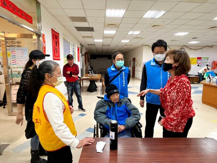 基榮攜手板榮跨域照護無縫接軌 105歲榮民獲妥善安養 6 《圖說》板橋榮家家主任陳桂美(右1)親自關懷林爺爺辦理入住情形。〈基隆榮服處提供〉