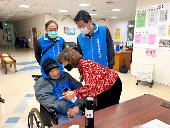 基榮攜手板榮跨域照護無縫接軌 105歲榮民獲妥善安養 5 《圖說》板橋榮家家主任陳桂美(前右1)親切關懷林爺爺。〈基隆榮服處提供〉