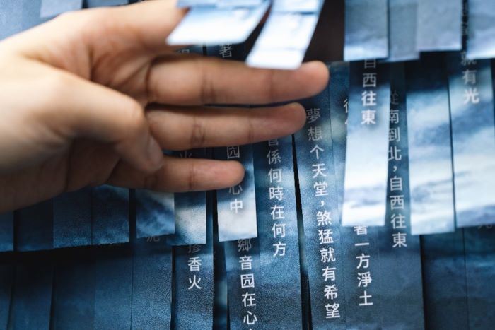 新北客家雙喜臨門 教學績優連霸、英國設計雙金耀國際 12 《圖說》新北市立圖書館總館的客家閱讀專區,以剪紙層次堆疊出起伏波濤的「剪紙堆疊詩牆」,使並呈現客籍詩人王興寶的作品《夢想个天堂》。〈客家局提供〉