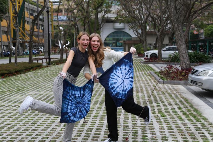 新北客家雙喜臨門 教學績優連霸、英國設計雙金耀國際 10 《圖說》新北市立永平高中姊妹校-德國文特瑞德中學,參與藍染課程,自製客家特色藍染方巾。〈客家局提供〉