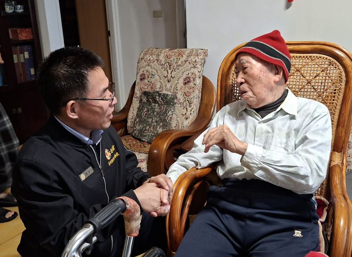 臺北榮服處訪視高齡榮民 導入安心御老平台遠距照護 21 《圖說》97歲的李爺爺對榮服處協助申請輔具表達由衷感謝。〈臺北市榮服處提供〉