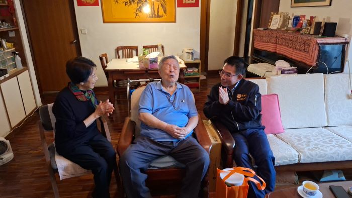 臺北榮服處訪視高齡榮民 導入安心御老平台遠距照護 22 《圖說》95歲的舒爺爺維持每日散步習慣,生活規律而健康。〈臺北市榮服處提供〉