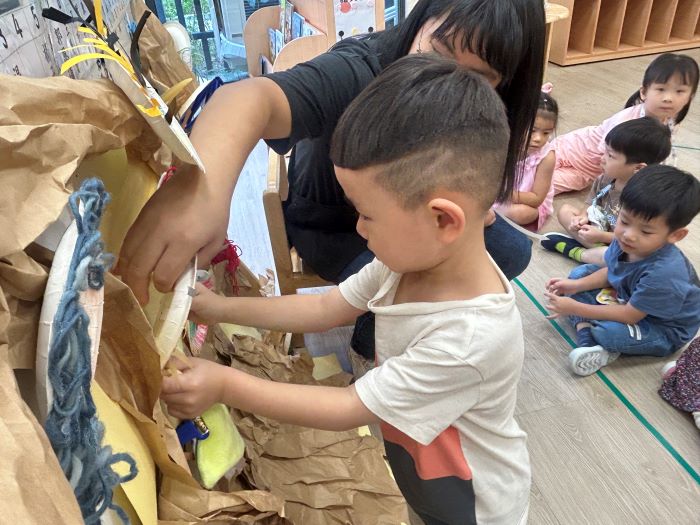 新北幼兒園招生4/30網路報名 5/19錄取公告 20 《圖說》新店民安非營利幼兒園-一起做出我們的小樹。〈教育局提供〉