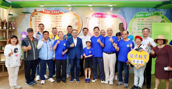 坪頂國小百年校慶新篇章 時光寶盒封存跨世代祝福 32 《圖說》「坪頂風華・百年禮讚」校史室,完整記錄學校百年來的辦學軌跡與珍貴記憶,不少校友駐足於老照片前,重溫童年時光,也看見母校一路走來的光榮與傳承。〈教育局提供〉