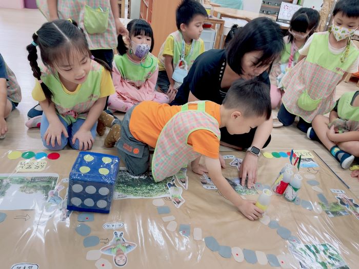 新北幼兒園招生4/30網路報名 5/19錄取公告 19 《圖說》同榮國小附幼-邀請大家一起共遊動物瑜珈地圖。〈教育局提供〉