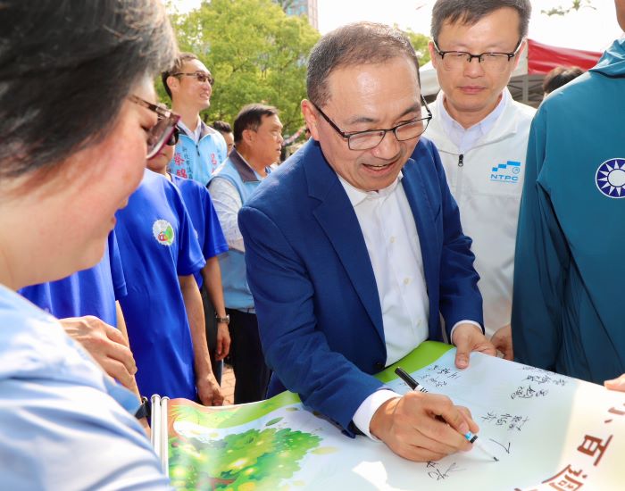 坪頂國小百年校慶新篇章 時光寶盒封存跨世代祝福 31 《圖說》侯友宜市長簽名祝福坪頂國小百年校慶圓滿成功,右一教育局長張明文。〈教育局提供〉