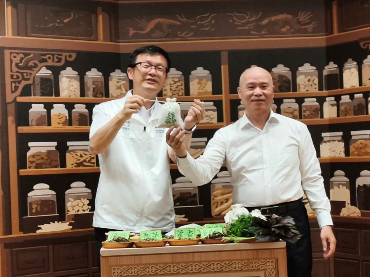 城市即教室 新北終身學習商鋪百家據點300堂免費課程 55 《圖說》將原本看似深奧的藥材知識轉化為生活化課程,讓民眾在實作中理解與應用,教育局長張明文與蔘藥行負責人邱錦章現場示範中藥防蚊包手作體驗。〈記者葉柏成攝〉