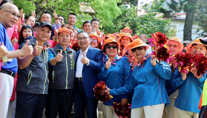 坪頂國小百年校慶新篇章 時光寶盒封存跨世代祝福 34 《圖說》新北市淡水區坪頂國小今日舉辦100週年校慶暨社區聯合運動會,以「坪頂風華、百年禮讚」為主題,廣邀歷屆校友與社區民眾齊聚。〈教育局提供〉