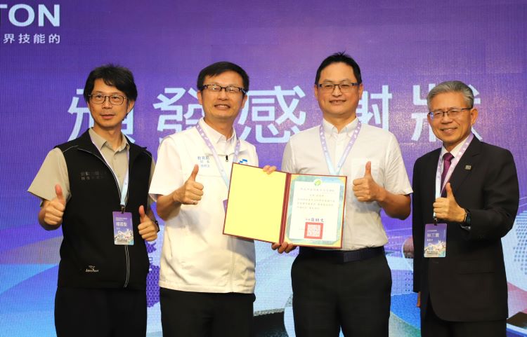 打造國中直通國手培育鏈 新北攜手中央接軌國際 16 《圖說》教育局攜手亞洲技能組織林三貴副會長(右1)、勞動部勞動力發展署技能檢定中心楊國聖主任。〈教育局提供〉