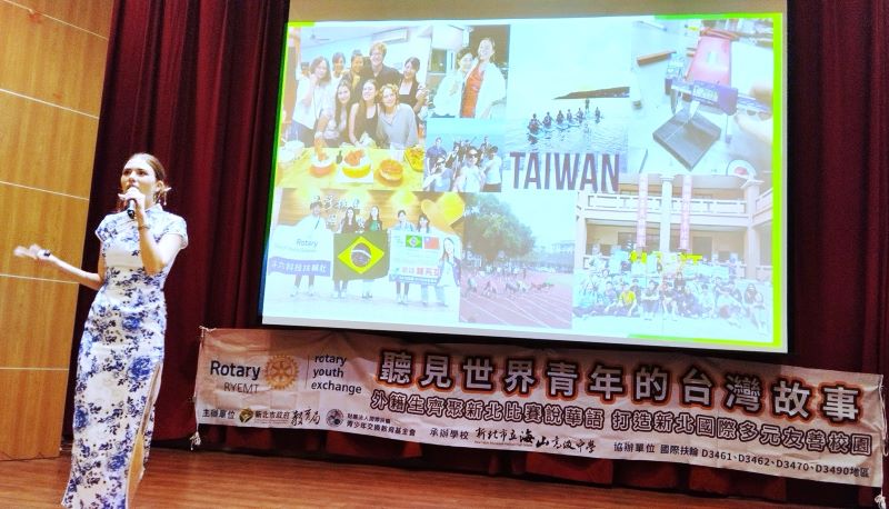 外籍學生華語說台灣故事!首屆演講比賽熱鬧登場 37 《圖說》來自巴西的交換生鍾芮亞分享,參加學校運動會800公尺比賽跌倒時,感受到同學熱情加油。〈教育局提供〉