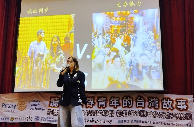 外籍學生華語說台灣故事!首屆演講比賽熱鬧登場 38 《圖說》來自德國的交換生陳昕悅分享,在台灣體驗農曆大年初一到廟裡搶頭香的文化經驗。〈教育局提供〉