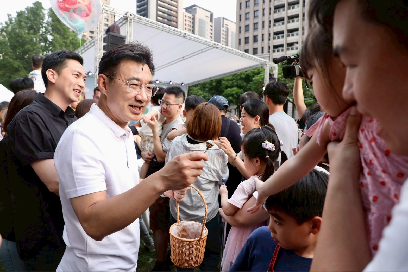 全台首座 5 公尺「彩虹小馬」降臨台中夏綠地 新聞局長攜手YOYO家族、紫悅揭開派對 全台首座 5 公尺「彩虹小馬」降臨台中夏綠地 新聞局長攜手YOYO家族、紫悅揭開派對