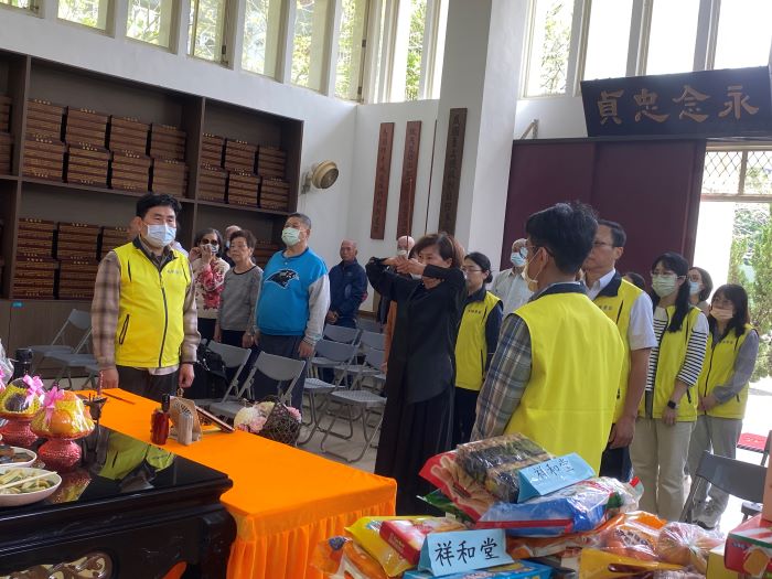 飲水思源慎終追遠 板橋榮家清明祭祀莊嚴肅穆 3 《圖說》板橋榮家舉辦115年清明祭祀暨祈福法會,由家主任陳桂美擔任主祭,在莊嚴肅穆氛圍中向先賢靈位致上最深敬意,展現飲水思源、慎終追遠的人文精神。〈板橋榮家提供〉