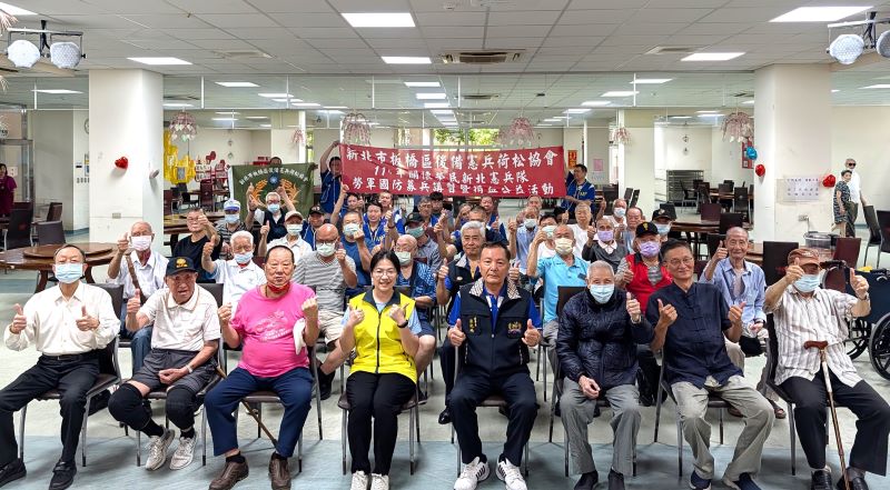 關懷長輩傳愛 板橋後憲荷松協會慰訪榮家送暖 20 《圖說》新北市板橋區後備憲兵荷松協會與板橋榮家長輩合影。〈板橋榮家提供〉