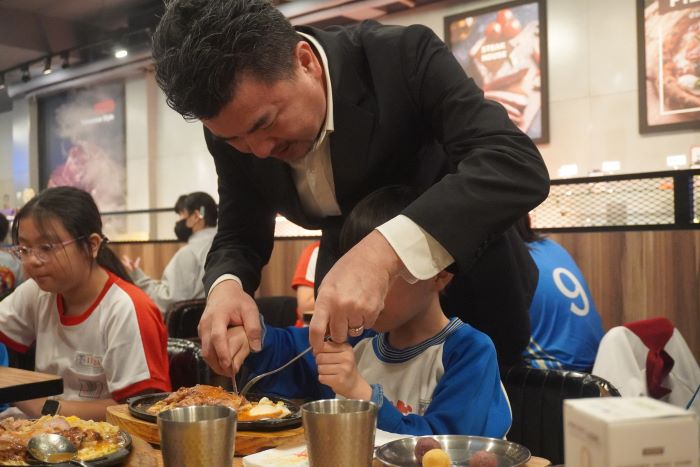 善的循環 板橋警結合企業助學童正向成長 12 《圖說》板橋分局今日攜手貴族世家集團舉辦愛心公益餐會,邀請板橋區後埔國小學童,透過溫熱餐點與溫馨互動,傳遞社會關懷與正向力量。〈板橋分局提供〉