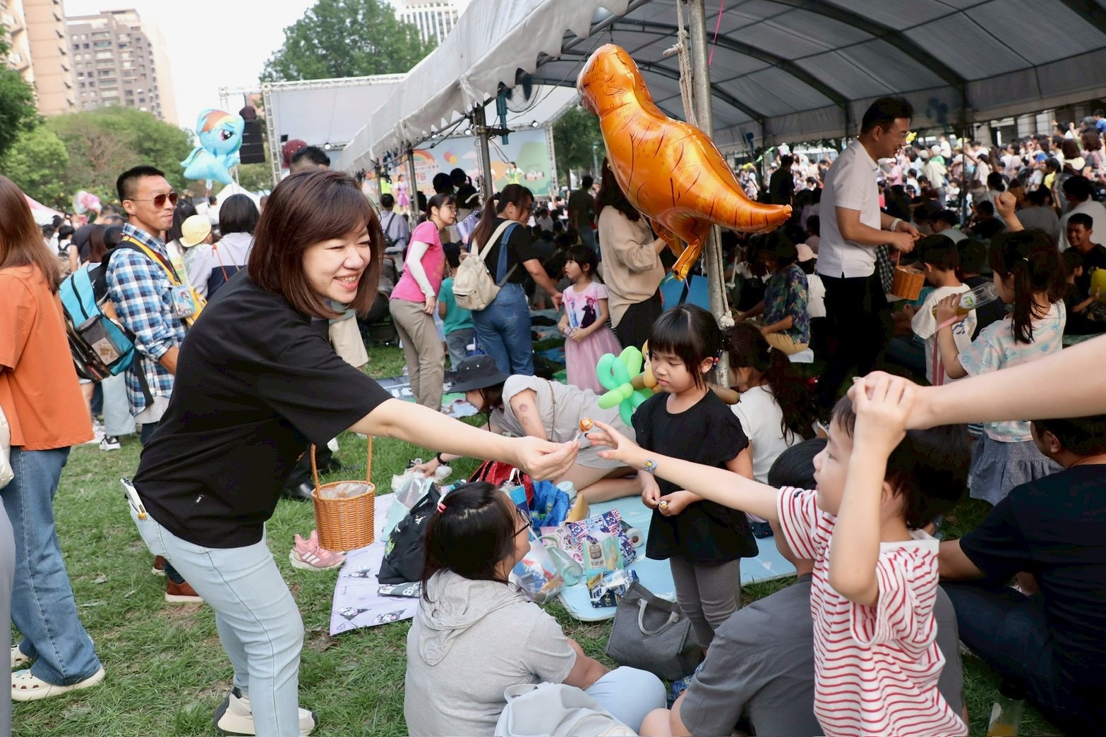 全台首座 5 公尺「彩虹小馬」降臨台中夏綠地 新聞局長攜手YOYO家族、紫悅揭開派對 全台首座 5 公尺「彩虹小馬」降臨台中夏綠地 新聞局長攜手YOYO家族、紫悅揭開派對