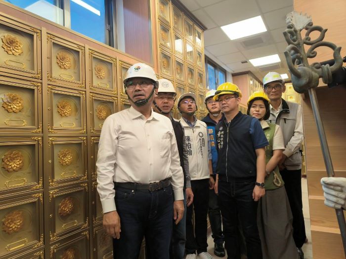 清明視察五城公墓 侯:完善市民生命終章服務 17 《圖說》侯友宜市長視察五城花園公墓附設納骨塔地下一樓工程。〈民政局提供〉