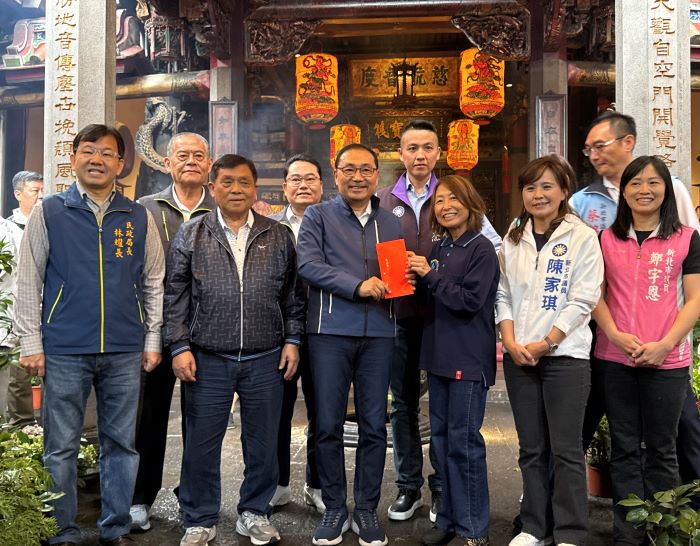 觀音聖誕侯友宜淡水參香 祈願新北安和樂利 27 《圖說》侯友宜市長致贈龍山寺香油錢,並感謝普薩庇佑淡水越來越好。〈民政局提供〉
