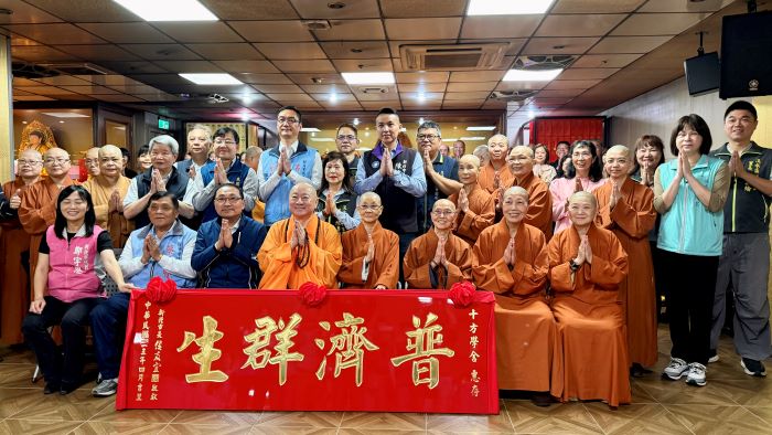 觀音聖誕侯友宜淡水參香 祈願新北安和樂利 26 《圖說》侯友宜市長致贈十方學舍「普濟群生」匾額,並向觀世音菩薩祝壽聖誕千秋。〈民政局提供〉