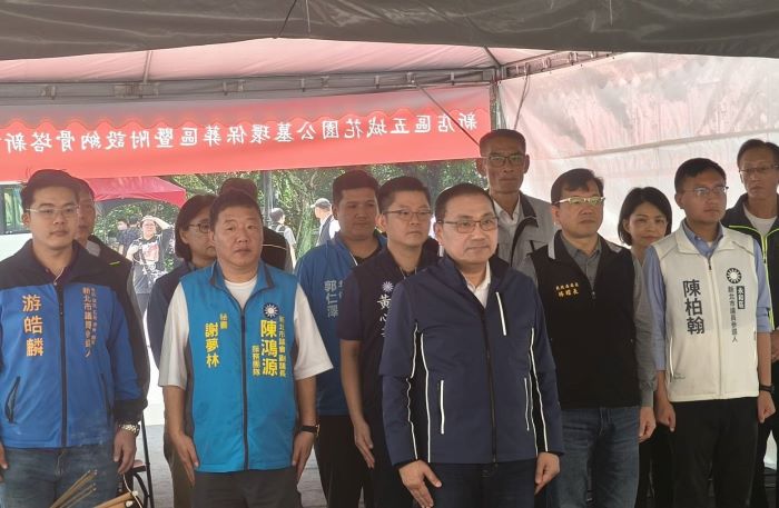 清明視察五城公墓 侯:完善市民生命終章服務 18 《圖說》侯友宜市長於清明節當天視察新店五城花園公墓,與地方仕紳一同祈福祭祀。〈民政局提供〉