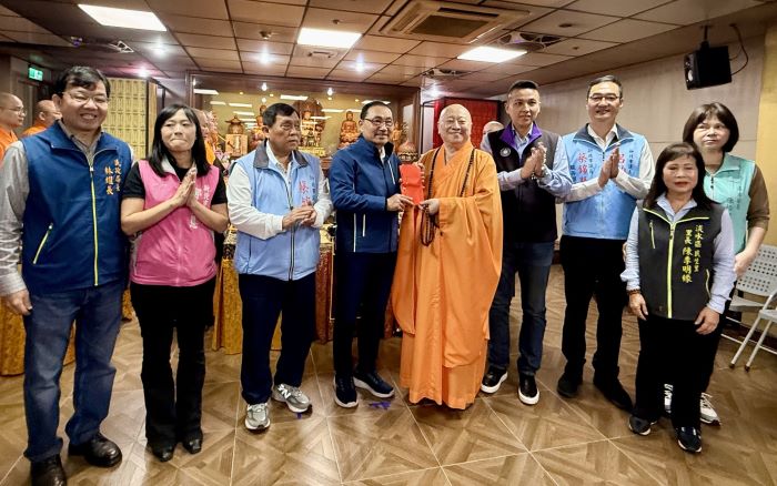 觀音聖誕侯友宜淡水參香 祈願新北安和樂利 28 《圖說》侯友宜市長感謝如乘法師同時身兼新北市佛教會理事長,該會連續15年每年捐款百萬元予市府,展現對弱勢族群的關懷。〈民政局提供〉