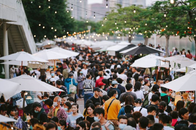 好朋友來瞧橋 淡江大橋健行雙舞台演出+交通攻略秒通 8 《圖說》活動周邊規劃特色市集與美食胖卡,包括經典小吃與異國美食,讓民眾在健走之餘也能品嚐美味,享受音樂與海風交織時光。〈民政局提供〉