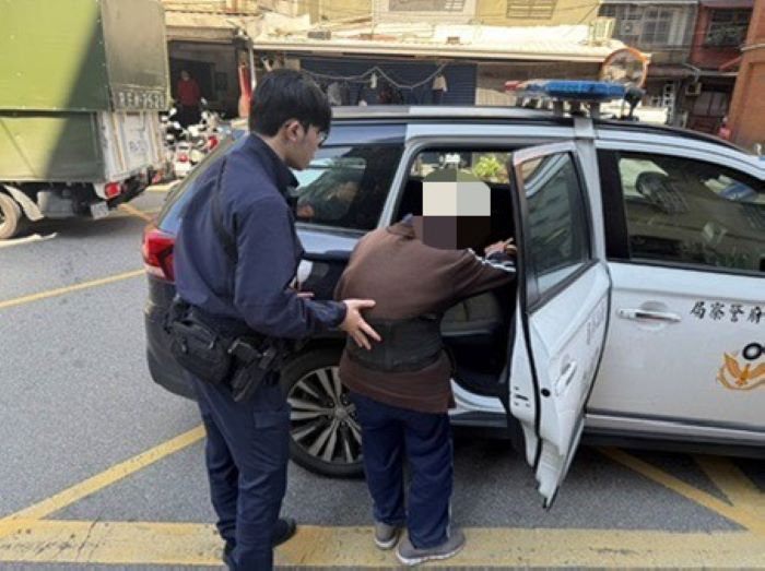 高齡長者連日走失 海山警守護平安助返家 24 《圖說》海山警助長者返家。〈海山分局提供〉