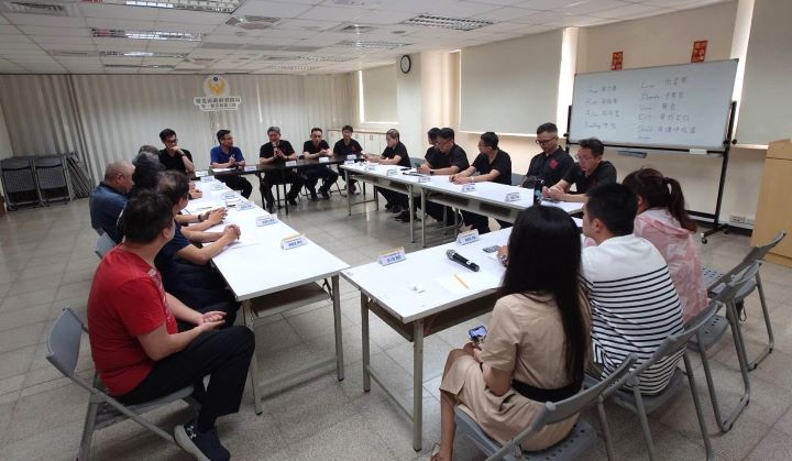 跨區聯防再升級 雙北消防打造無縫接軌救援網 28 《圖說》業務交流討論。〈消防局提供〉