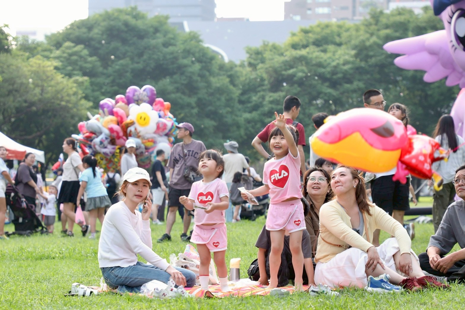 全台首座 5 公尺「彩虹小馬」降臨台中夏綠地 新聞局長攜手YOYO家族、紫悅揭開派對 全台首座 5 公尺「彩虹小馬」降臨台中夏綠地 新聞局長攜手YOYO家族、紫悅揭開派對