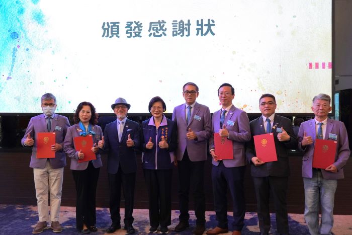 改善弱勢家庭居住品質 綠家扶輪社完成30戶公益修繕 16 《圖說》社會局長李美珍代表侯友宜市長頒贈感謝狀給綠家扶輪社,左3為國際扶輪3490地區總監張煥章,右4為助理總監盧添富,右3為綠家扶輪社長陳塘偉。〈社會局提供〉