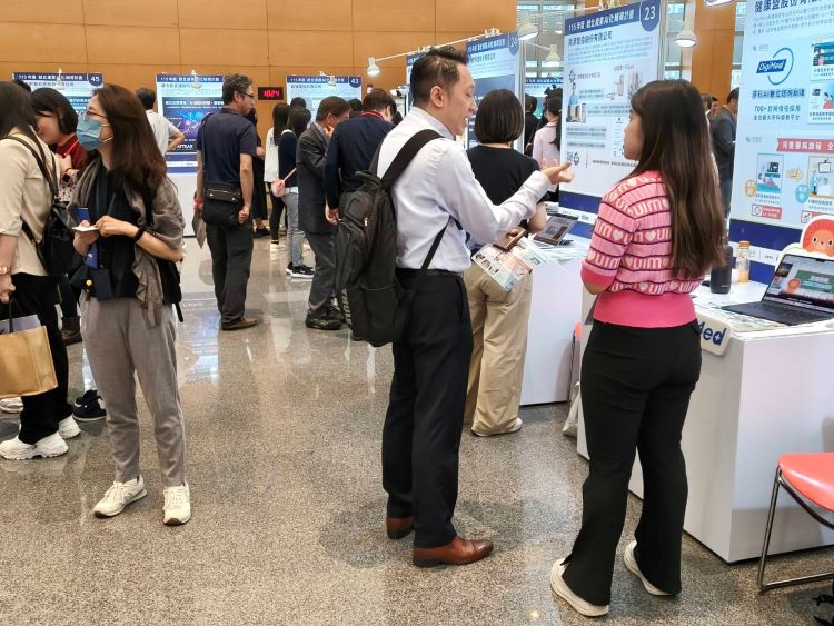 助攻企業轉型 新北AI化計畫最高補助4萬元 57 《圖說》透過現場互動與預約洽談雙軌並行,促成多場精準媒合。〈記者葉柏成攝〉
