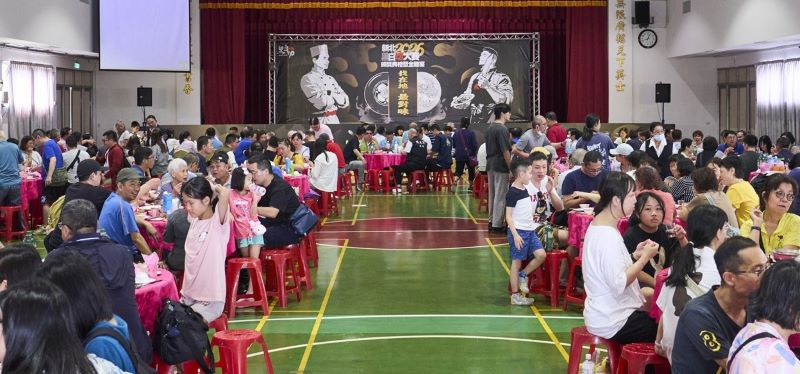 展現庶民美食底蘊與創新實力 新北黑白切大賽揭曉 18 《圖說》今日現場有全豬宴辦桌活動,從經典黑白切,到創意豬肉料理,一次匯集新北最強豬肉美食。〈市場處提供〉