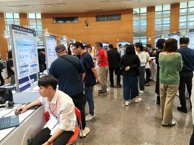 助攻企業轉型 新北AI化計畫最高補助4萬元 58 《圖說》集結45家AI服務供應商參與,吸引逾百家在地企業到場交流。〈記者葉柏成攝〉