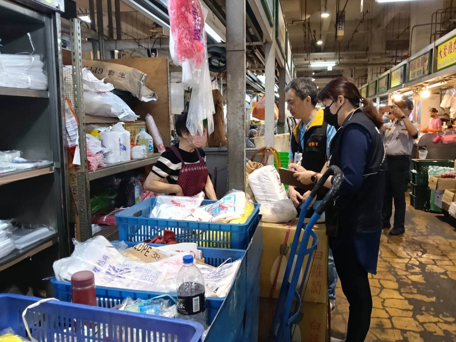 中市府跨機關稽查傳統市場塑膠袋供應 建立協助機制確保穩定 中市府跨機關稽查傳統市場塑膠袋供應 建立協助機制確保穩定
