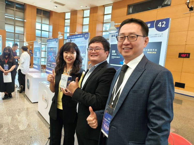 助攻企業轉型 新北AI化計畫最高補助4萬元 55 《圖說》經發局長盛筱蓉與交流媒合會業者合影。〈記者葉柏成攝〉